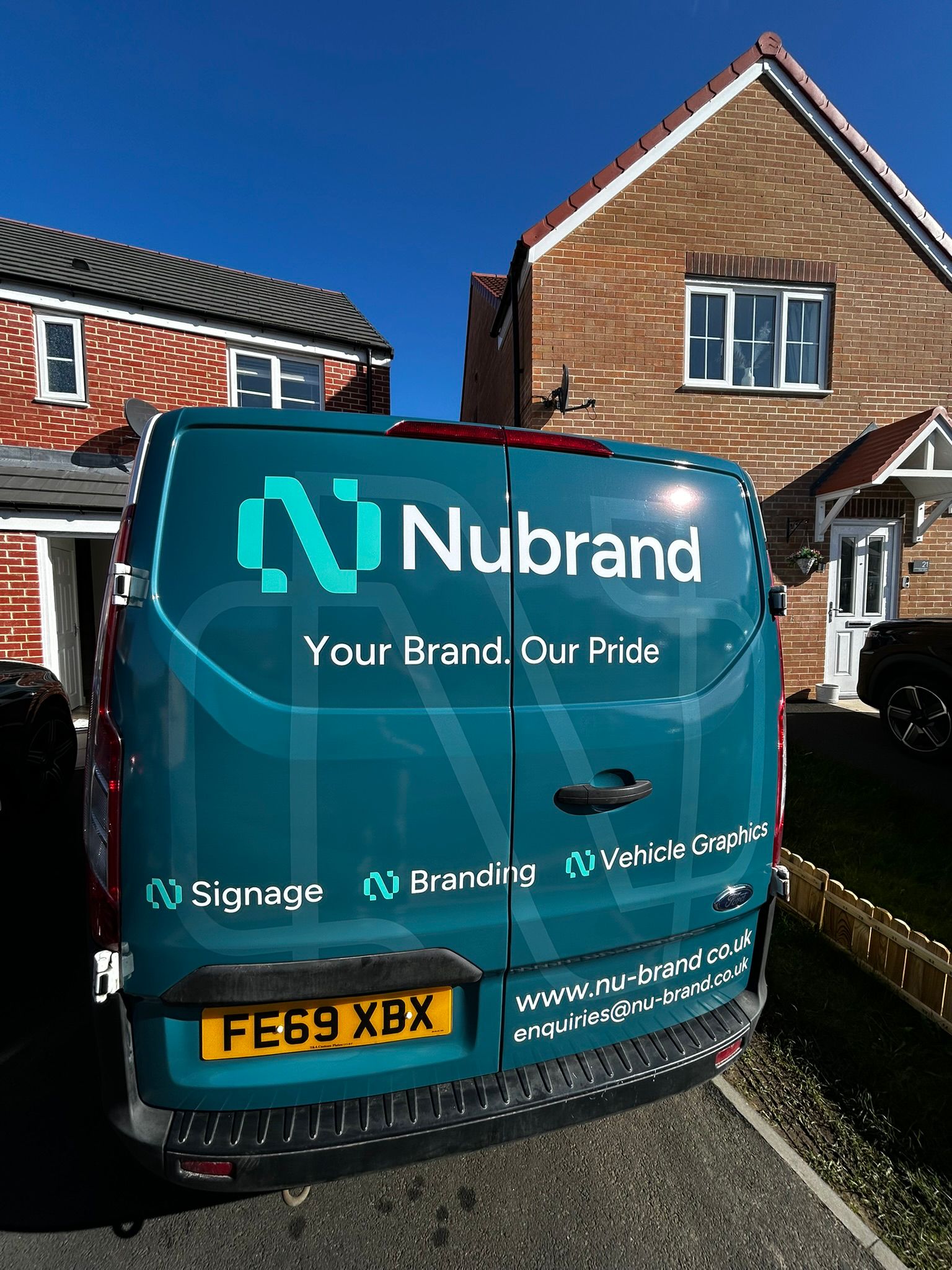 Nubrand installation team at work on the Optimum Padel project